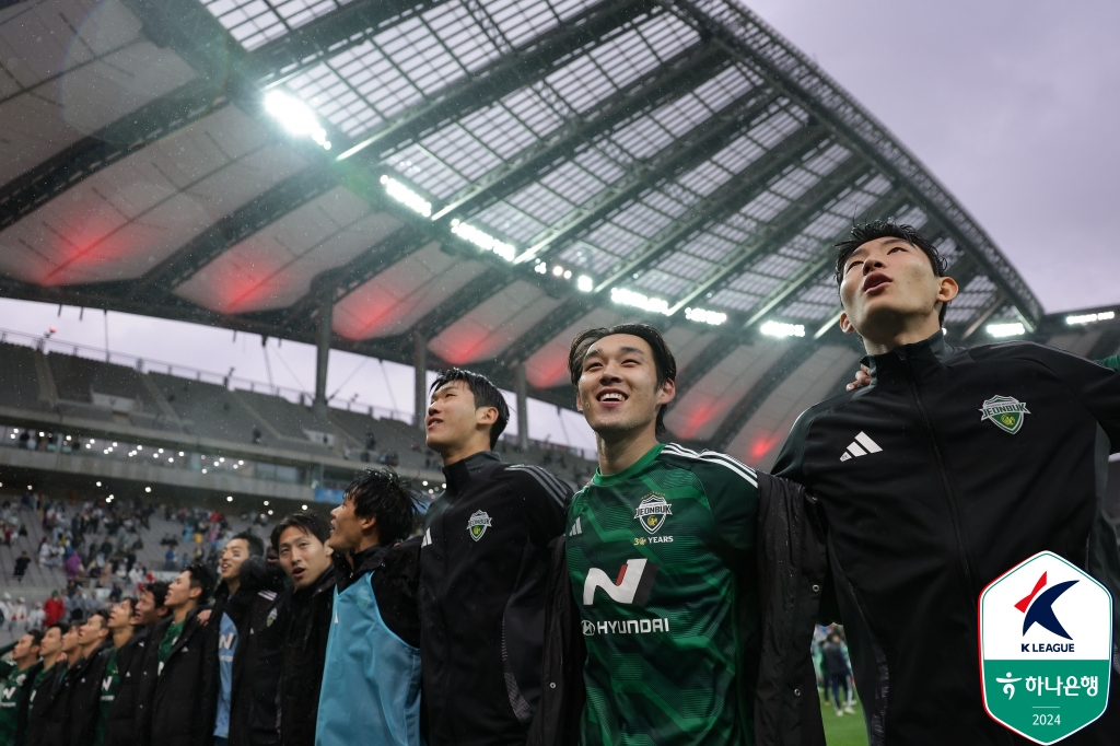 승리 후 기뻐하는 송민규(오른쪽 두 번째). /사진=한국프로축구연맹