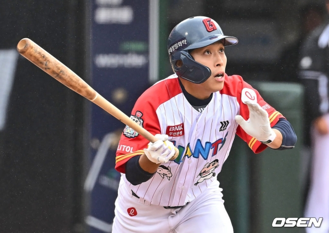 롯데 자이언츠와 KT 위즈가 21일 부산 사직야구장에서 2024 신한 SOL 뱅크 KBO 리그 더블헤더를 치른다. 황성빈이 1차전에서 1회 솔로포를 친 뒤 타구를 응시하고 있다.