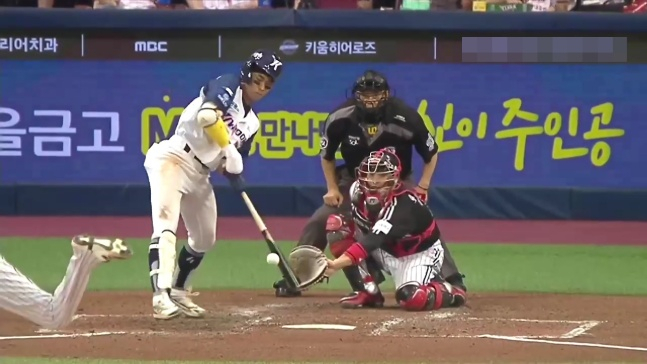 키움 시절 이정후가 2022년 6월 18일 고척 LG전에서 임찬규의 몸쪽 낮은 공을 받아 쳐 우전 안타를 만들고 있다./사진=MBC 중계화면 갈무리