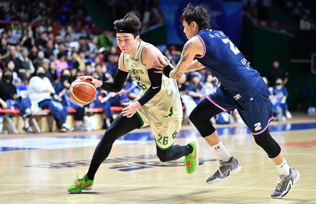 DB 강상재(왼쪽). /사진=KBL