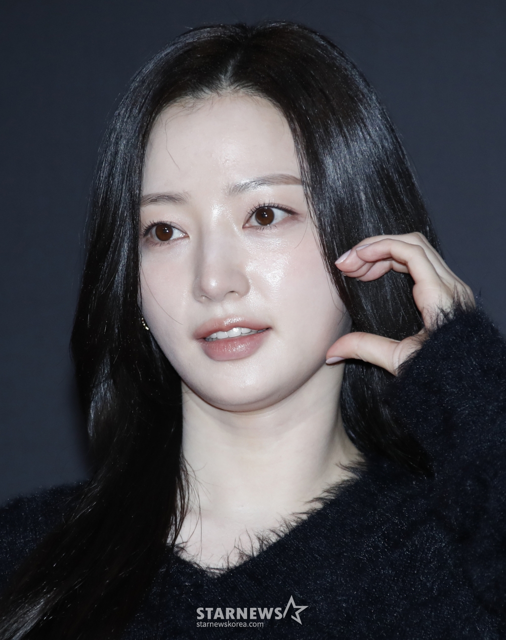 (서울=뉴스1) 권현진 기자 = 배우 송하윤이 28일 오후 서울 강남구 CGV청담 씨네시티에서 열린 영화 ‘패스트 라이브즈’ 스크리닝 나잇 포토콜에서 포즈를 취하고 있다. ‘패스트 라이브즈’는 서울에서 어린 시절을 보낸 첫사랑 나영(그레타 리 분)과 해성(유태오 분)이 24년 만에 뉴욕에서 다시 만나 그들의 인연을 돌아보는 운명적인 이야기다. 유수 영화제 67관왕을 비롯해 제96회 영국 아카데미 시상식 작품상과 각본상 후보에 올라 화제를 모은 바 있다. 2024.2.28/뉴스1 Copyright (C) 뉴스1. All /사진=(서울=뉴스1) 권현진 기자