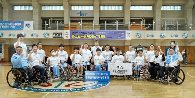 코웨이 블루휠스 휠체어농구단이 고양특례시장컵 제 29회 홀트전국휠체어농구대회에서 우승했다. 코웨이 블루휠스 선수들과 관계자들이 기념촬영을 하고 있다.