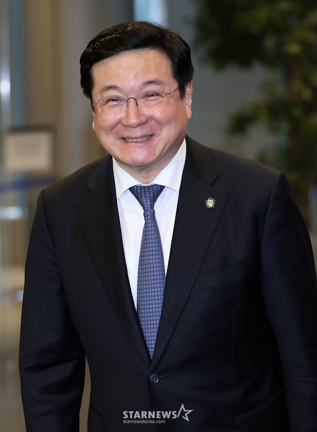 이찬희 삼성 준법감시위원회 위원장이 준법감시위원회 3기 첫 정기회의에 참석하며 취재진의 질문에 답한 후 미소짓고 있다. /사진제공=뉴스1