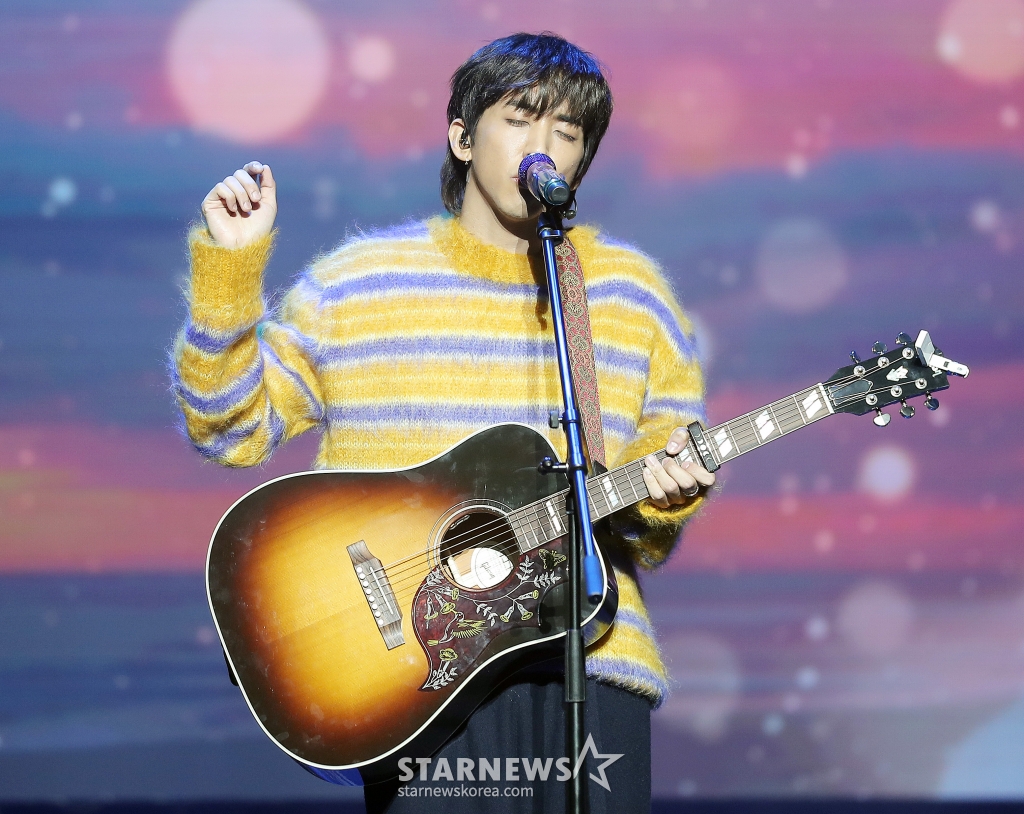 '싱어게인' 출신 가수 이승윤이 24일 오후 서울 용산구 노들섬 라이브하우스에서 진행된 새 정규 앨범 '폐허가 된다 해도' 발매 기념 쇼케이스에 참석해 멋진 무대를 선보이고 있다. 앨범 '폐허가 된다 해도'는 반복되는 허무와 희망과 좌절과 용기의 뒤엉킴 속에서 그럼에도 불구하고 우리를 살게 하는 것들에 관한 앨범이다. 2021.11.24 / 김창현 기자