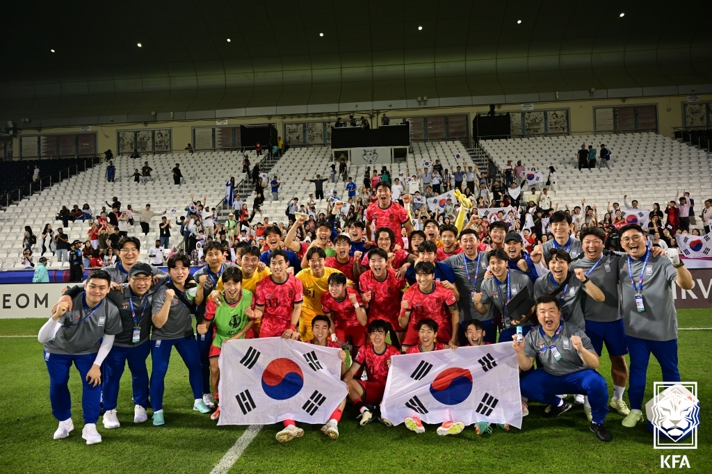 황선홍 감독이 이끄는 23세 이하(U-23) 한국 축구대표팀이 지난 22일(한국시각) 카타르 알라이얀의 자심 빈 하마드 스타디움에서 열린 일본과의 '2024 아시아축구연맹(AFC) U-23 아시안컵' 조별리그 B조 최종 3차전에서 1-0 승리 후 기뻐하고 있다. /사진=대한축구협회 제공