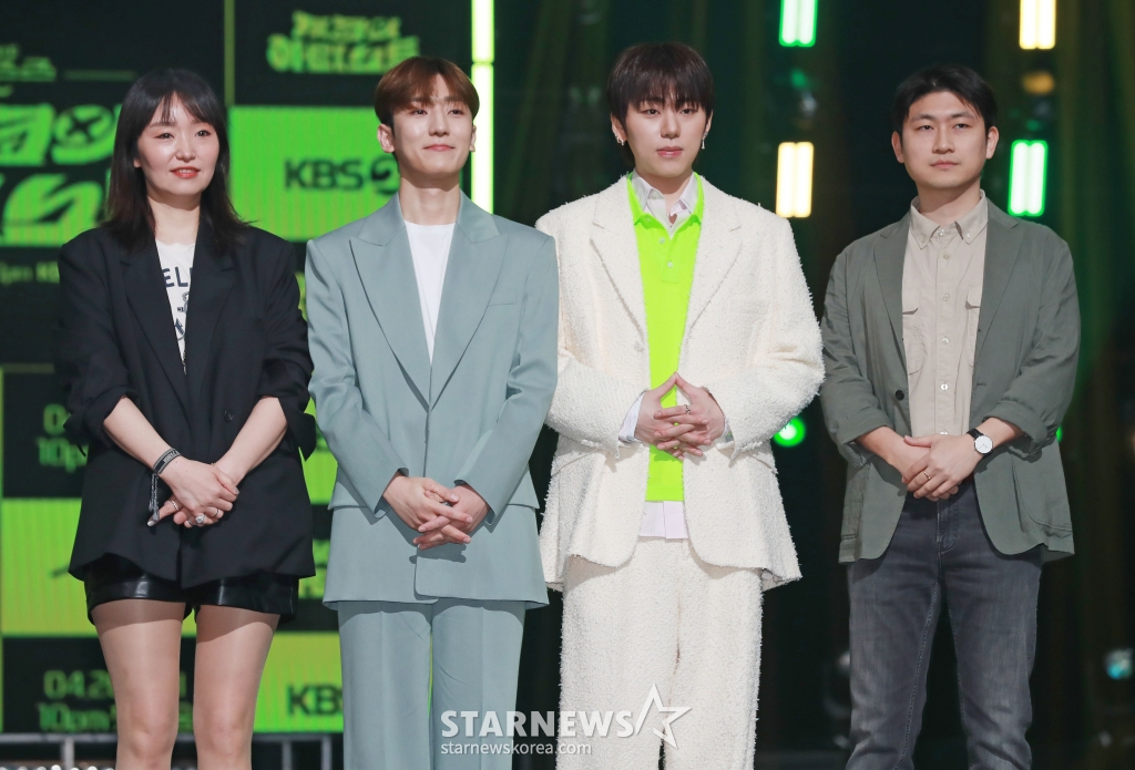최승희 PD, 가수 정동환, 지코, 김태준 PD가 23일 오전 서울 여의도 KBS에서 진행된 KBS 2TV 예능 '더 시즌즈 - 지코의 아티스트' 제작발표회에 참석해 포즈를 취하고 있다. /2024.04.23 /사진=이동훈