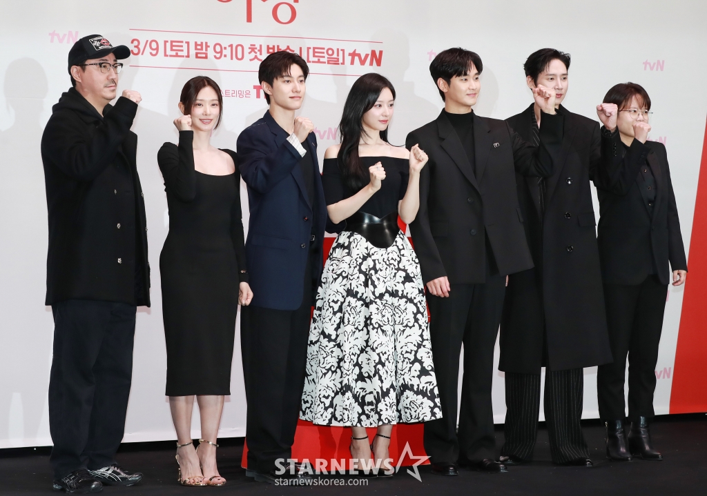 장영우 감독, 배우 이주빈, 곽동연, 김지원, 김수현, 박성훈, 김희원 감독이 7일 오전 서울 라마다신도림 호텔에서 진행된 tvN 토일드라마 '눈물의 여왕' 제작발표회에 참석해 포즈를 취하고 있다. 퀸즈 그룹 재벌 3세인 '백화점의 여왕' 홍해인과 용두리 이장 아들인 '슈퍼마켓 왕자' 백현우 3년차 부부의 아찔한 위기와 기적처럼 다시 시작되는 사랑 이야기 '눈물의 여왕'은 오는 9일 첫 방송된다. /2024.03.07 /사진=이동훈