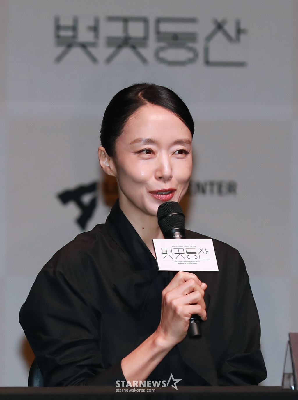 배우 전도연이 23일 오후 서울 강서구 LG아트센터에서 진행된 연극 '벚꽃동산' 제작발표회에 참석해 질문에 답하고 있다. /2024.04.23 /사진=이동훈