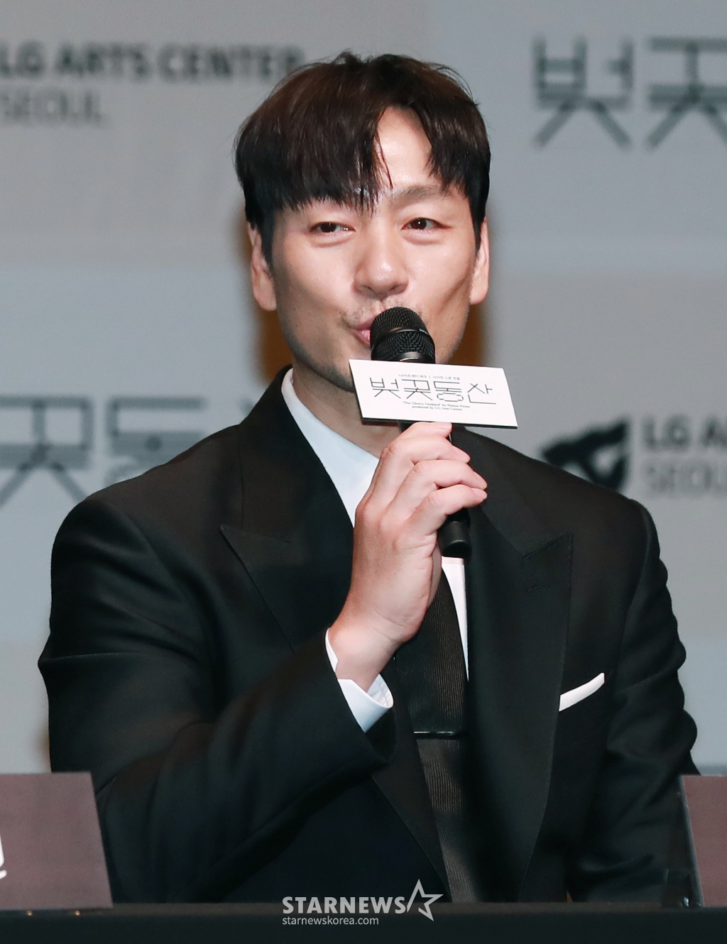 배우 박해수가 23일 오후 서울 강서구 LG아트센터에서 진행된 연극 '벚꽃동산' 제작발표회에 참석해 질문에 답하고 있다. /2024.04.23 /사진=이동훈