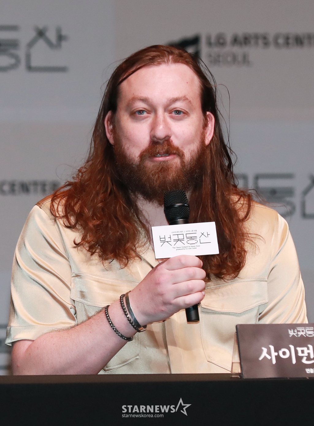 연출가 사이먼 스톤이 23일 오후 서울 강서구 LG아트센터에서 진행된 연극 '벚꽃동산' 제작발표회에 참석해 질문에 답하고 있다. /2024.04.23 /사진=이동훈