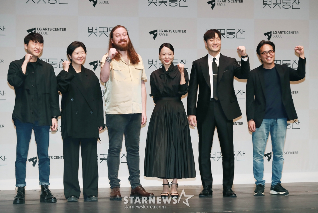 무대디자이너 사울 킴, LG아트센터장 이현정, 연출가 사이먼 스톤, 배우 전도연, 박해수, 손상규가 23일 오후 서울 강서구 LG아트센터에서 진행된 연극 '벚꽃동산' 제작발표회에 참석해 질문에 답하고 있다. /2024.04.23 /사진=이동훈
