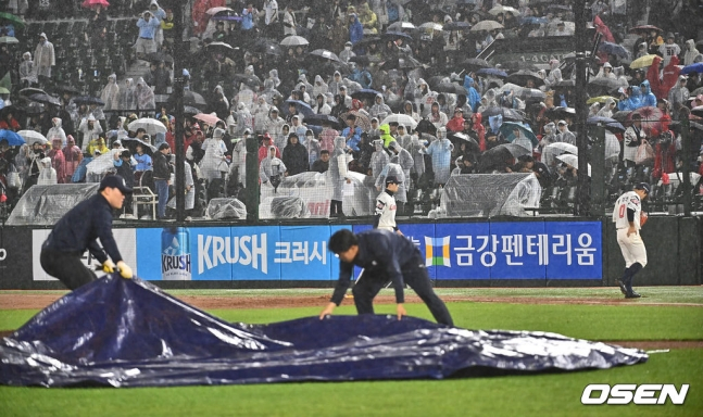 23일 사직 SSG-롯데전에서 비가 내리고 있다.