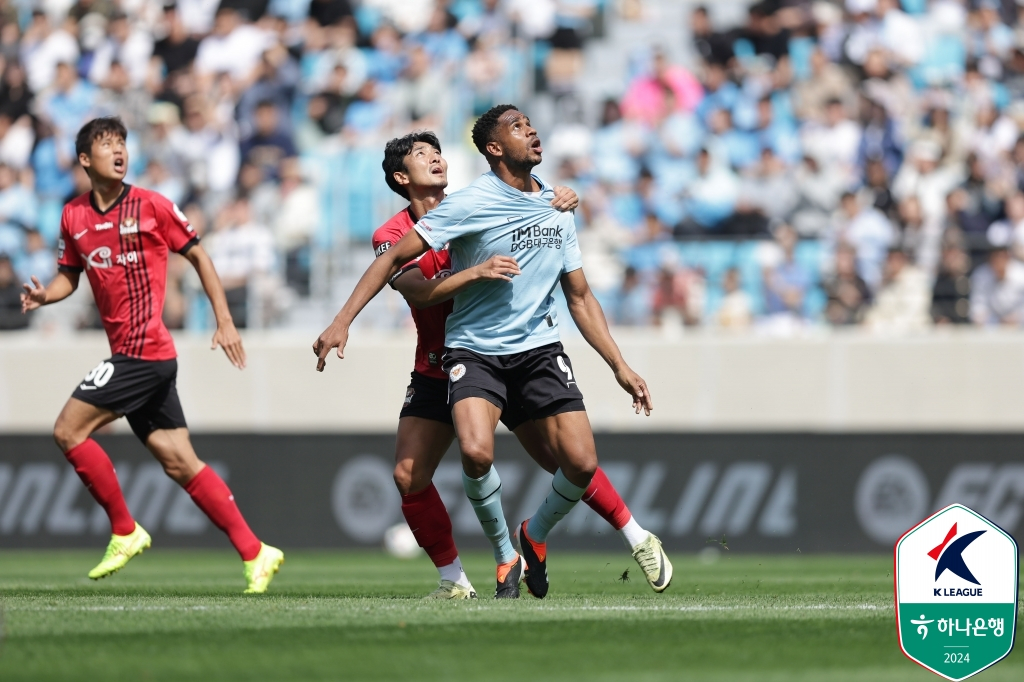 에드가(오른쪽)가 권완규(가운데)와 공중볼 경합하고 있다. /사진제공=한국프로축구연맹