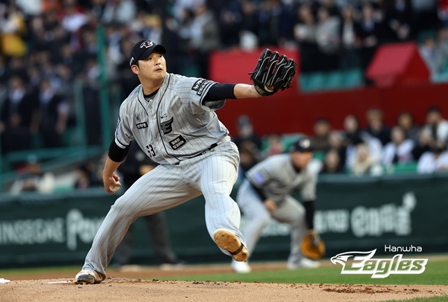 지난달 26일 SSG 랜더스전 선발 등판해 투구하는 김민우. /사진=한화 이글스