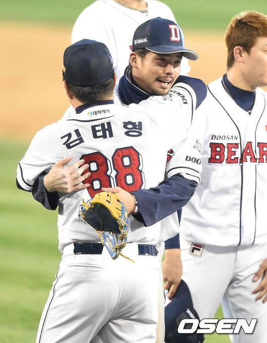현역 시절 두산의 우승을 이끈 뒤 김태형 감독(왼쪽)과 오재원이 포옹을 나누고 있다.