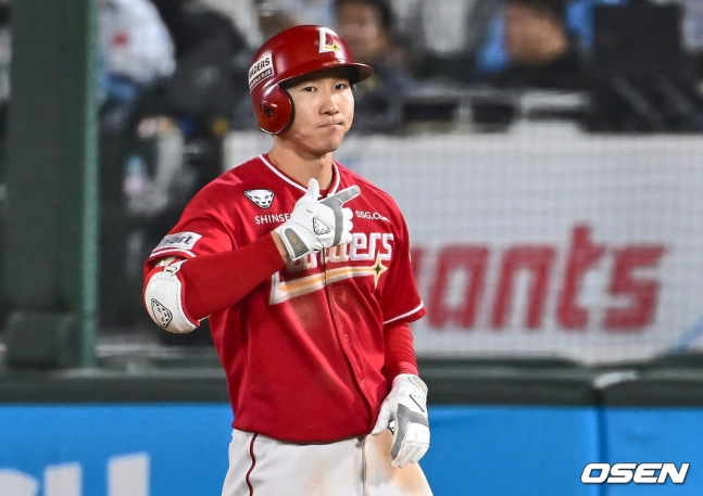SSG 박성한이 24일 사직 롯데전에서 7회 초 동점 적시타를 기록한 후 기뻐하고 있다.