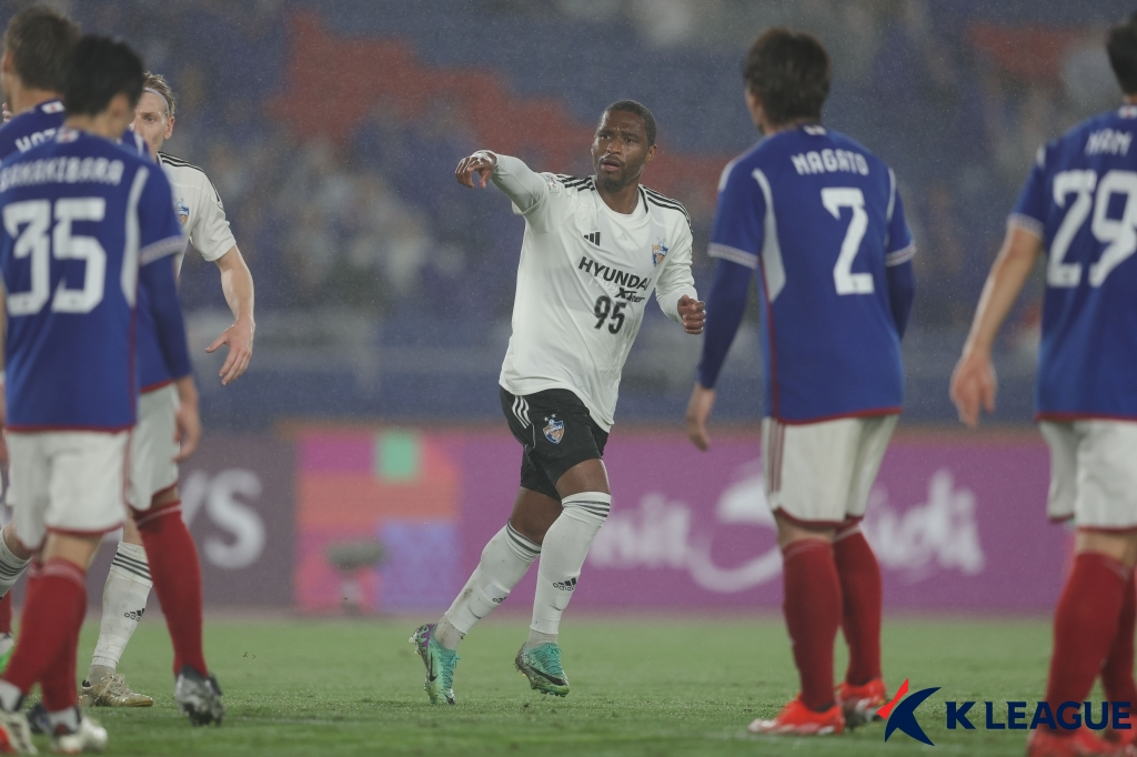 추격골 후 공을 찾는 마테우스(가운데). /사진제공=한국프로축구연맹
