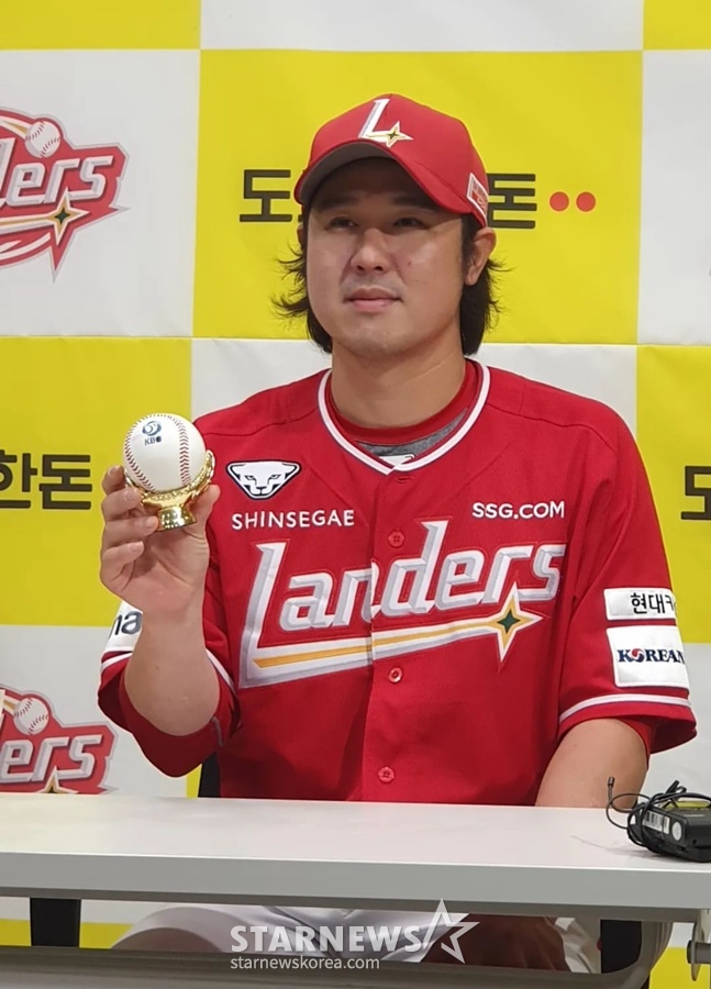 SSG 최정이 24일 사직 롯데전에서 KBO 통산 최다 홈런 신기록(468홈런) 달성 후 기념구를 들고 포즈를 취하고 있다. /사진=양정웅 기자