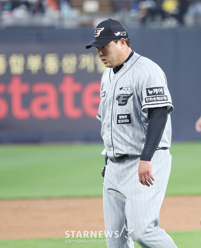 '2024 신한 SOL 뱅크 KBO리그' kt-한화전이 24일 수원 kt위즈파크에서 열렸다. 한화 선발 류현진이 3회 투구를 마친 후 더그아웃으로 향하고 있다. /사진=김진경 기