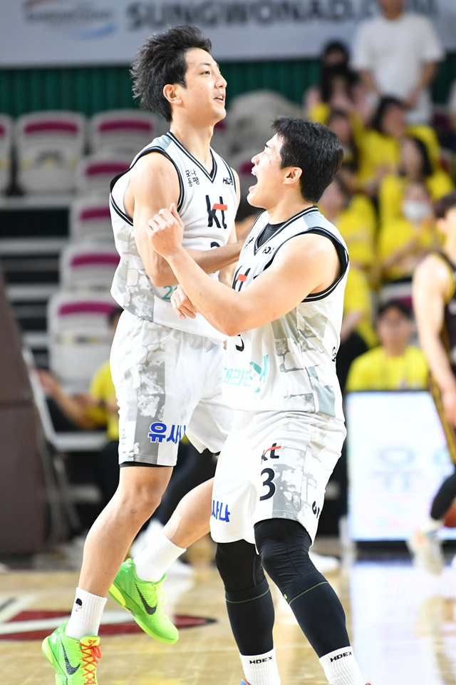수원 KT의 허훈(왼쪽)과 정성우가 세리머니를 펼치고 있다. /사진=KBL 제공