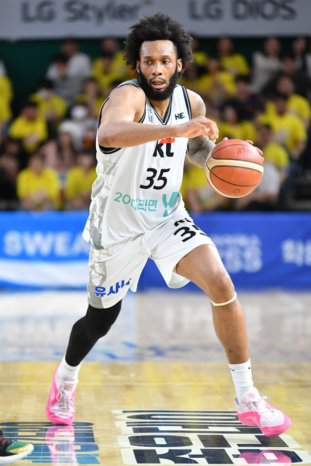 수원 KT 패리스 배스가 경기에 집중하고 있다. /사진=KBL 제공