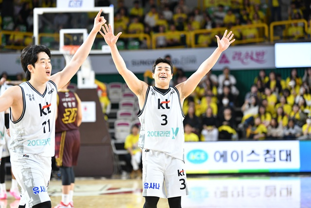 기뻐하는 수원 KT 선수들. /사진=KBL 제공
