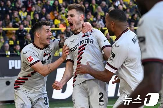 지난 22일 도르트문트와 독일 분데스리가 30라운드 원정경기에서 0-1로 뒤지던 후반 52분 극적인 동점골을 터트린 뒤 포효하는 레베쿠젠의 요시프 스타니시치(가운데). /AFP=뉴스1