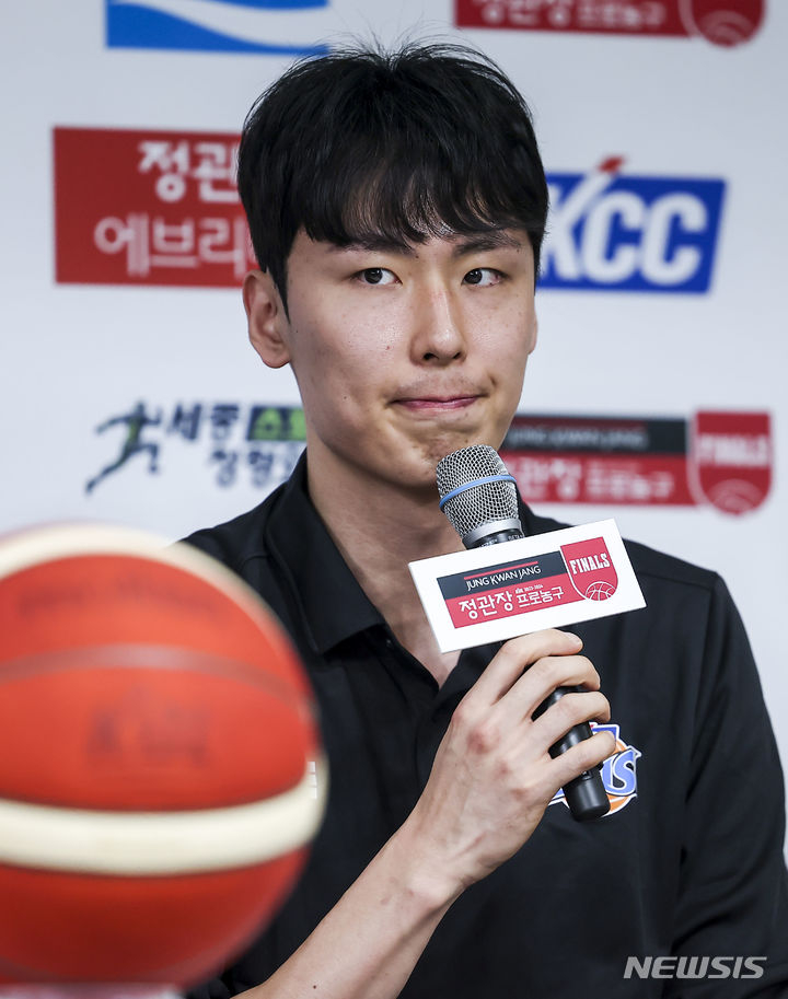 송교창이 25일 오전 서울 강남구 KBL센터에서 진행된 '2023~2024 정관장 프로농구 챔피언결정전 미디어데이'에서 취재진의 질문에 답하고 있다 ./사진=뉴시스