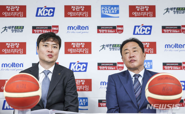 송영진(왼쪽) KT 감독과 전창진 KCC 감독. /사진=뉴시스