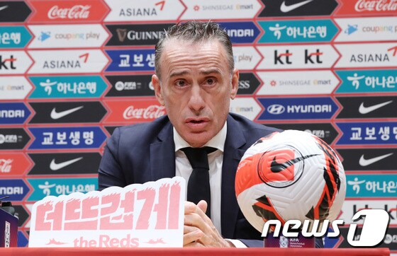 파울루 벤투 전 한국 축구대표팀 감독이 12일 오후 서울 광화문 교보생명빌딩에서 2022 카타르 월드컵 축구국가대표팀 최종 명단 발표를 마친 뒤 모두발언을 하고 있다. /사진=뉴스1
