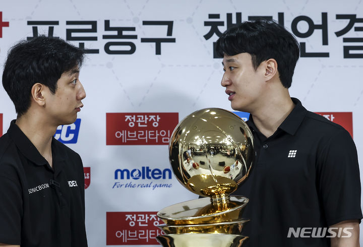 허훈(왼쪽)과 허웅이 이야기를 나누고 있다. /사진=뉴시스