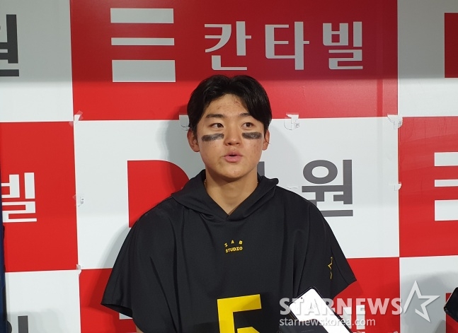 김도영이 25일 고척 KIA전을 마치고 취재진과 인터뷰하고 있다. /사진=김동윤 기자