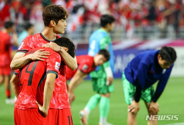 8강 탈락에 아쉬워하는 한국 선수들. /사진=뉴시스 제공