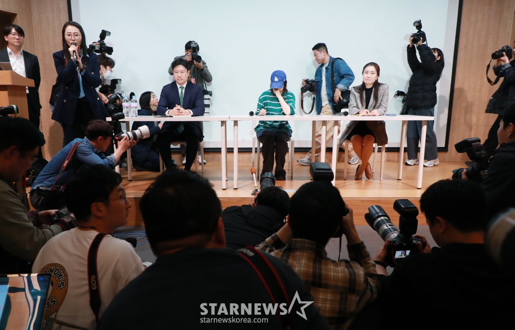 하이브와 대립하고 있는 민희진 어도어 대표가 25일 오후 서울 강남구 한국컨퍼런스센터 대강당에서 진행된 긴급 기자회견에서 질문에 답하고 있다. /2024.04.25 /사진=이동훈