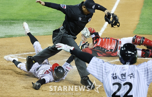 '2024 신한 SOL 뱅크 KBO리그' LG-KIA전이 26일 서울 잠실야구장에서 열렸다. LG 6회말 2사 1,2루에서 1루주자 중전안타를 날린 박해민이 협살에 걸린 틈을 타 신민재(왼쪽)가 홈으로 뛰어 세이프되고 있다. 슬라이딩 순간, KIA 포수 김태군(오른쪽)과 이기중(가운데) 주심이 엉키는 모습. /사진=김진경 기자