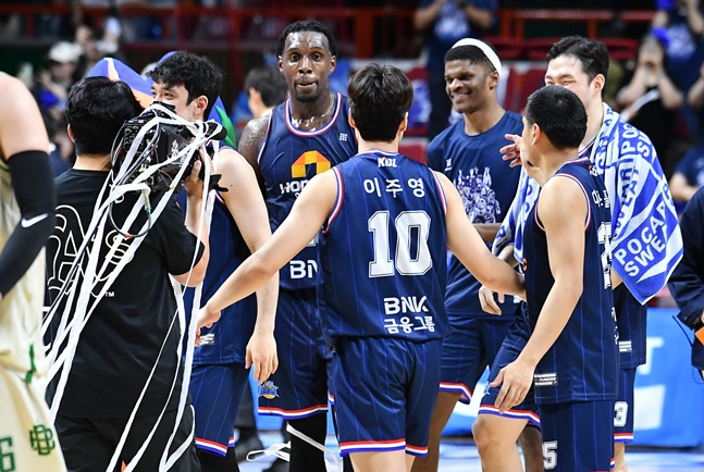 KCC 선수단. /사진=KBL
