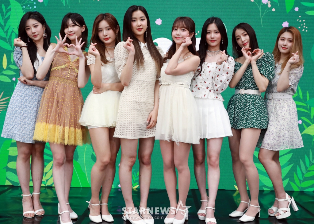 그룹 네이처 오로라, 선샤인, 루, 유채, 소희, 채빈, 새봄, 하루가 30일 오전 서울 강남구 잠원동 연습실에서 진행된 '온택트 팬미팅' 리허설을 하고 있다.