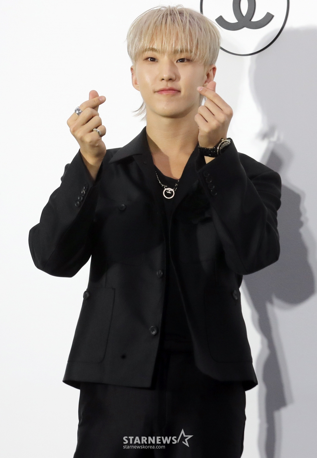 그룹 세븐틴(SEVENTEEN) 호시가 23일 오후 서울 성동구 성수동에서 열린 '샤넬 루쥬 알뤼르 팝업 포토월 행사'에 참석해 포즈를 취하고 있다. 2024.04.23 /사진=임성균