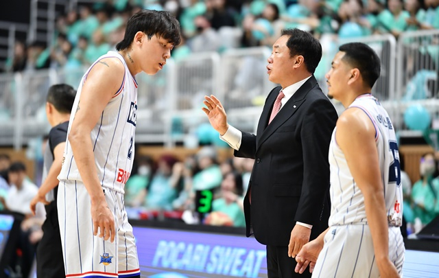 선수들과 얘기하는 전창진 감독(가운데). /사진=KBL 제공