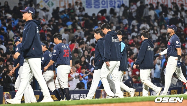 롯데 선수단이 27일 창원 NC전에서 0-2로 패배한 후 라커룸으로 들어가고 있다.