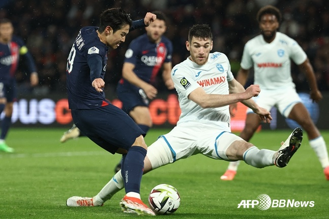 이강인(왼쪽)이 28일(한국시간) 프랑스 파리의 파르크 데 프랭스에서 열린 PSG 대 르아브르와의 '2023~2024시즌 프랑스 리그1' 31라운드 홈 경기에서 상대 수비를 피해 드리블하고 있다. /AFPBBNews=뉴스1