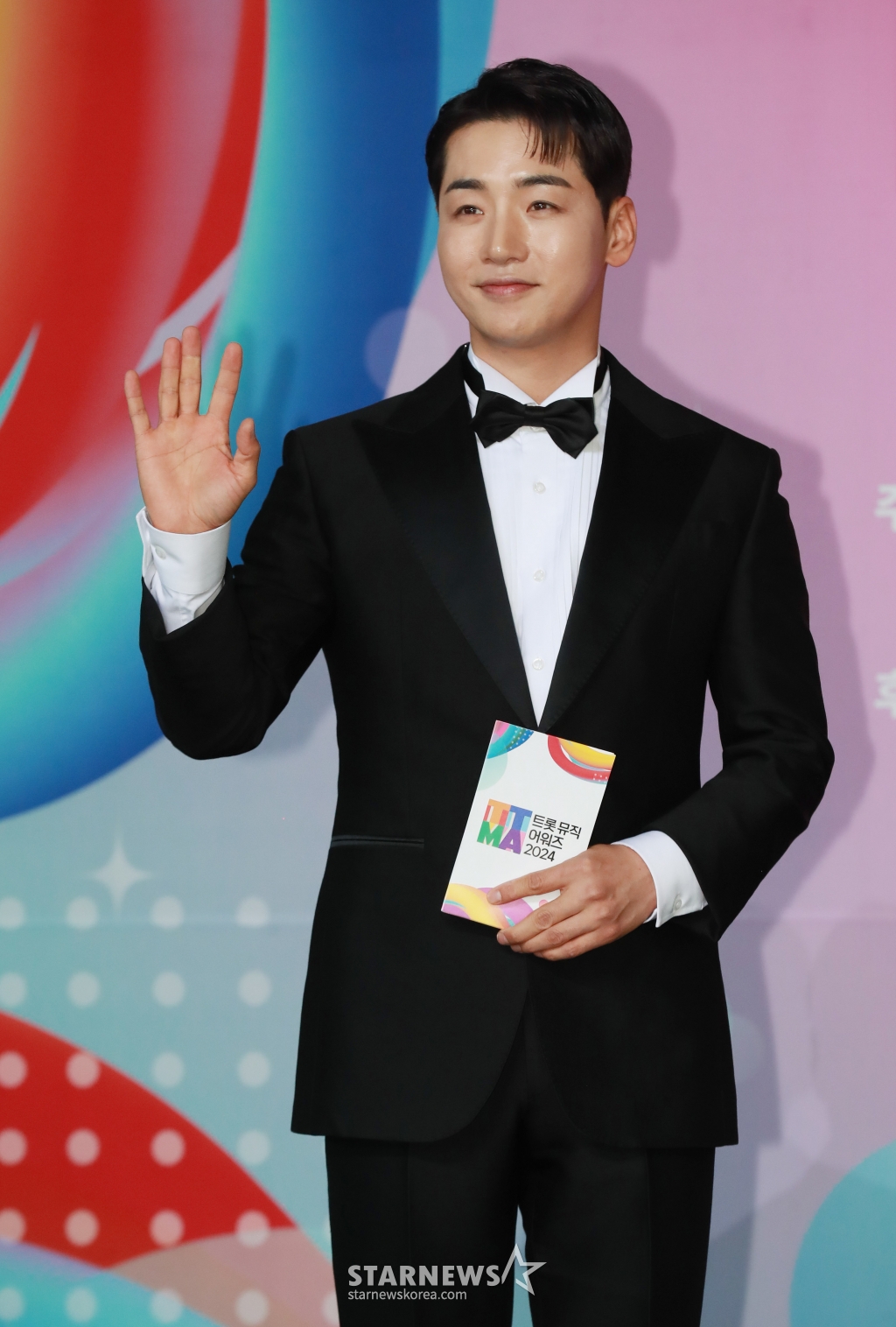 가수 박군이 12일 오후 서울 마포구 상암동 SBS 프리즘 타워에서 진행된 트롯뮤직어워즈 2024 레드카펫 행사에 참석해 포즈를 취하고 있다. /2024.04.12 /사진=이동훈