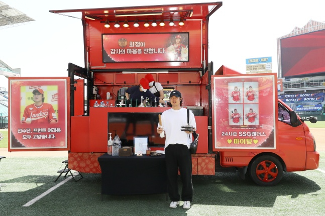 최정이 28일 인천SSG랜더스필드에 마련한 푸드트럭 앞에서 사진촬영에 임하고 있다. /사진=SSG 랜더스