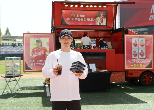 최지훈이 28일 인천SSG랜더스필드에 마련된 푸드트럭 앞에서 사진촬영에 임하고 있다. /사진=SSG 랜더스