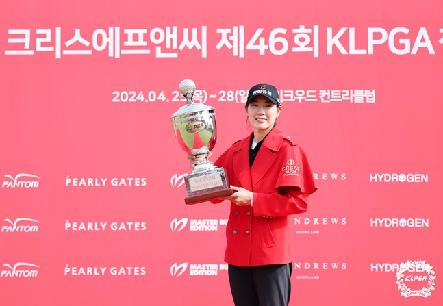 이정민이 28일 경기도 양주 레이크우드 컨트리클럽(파72)에서 열린 시즌 첫 메이저 대회 크리스에프앤씨 KLPGA 챔피언십에서 우승을 차지하고 우승 자킷을 입고 트로피를 들어올리고 있다. /사진=KLPGT