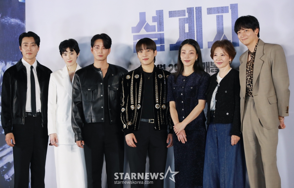 배우 이무생, 정은채, 이현욱, 탕준상, 김신록, 이미숙, 강동원이 29일 오전 서울 CGV용산아이파크몰에서 진행된 영화 '설계자'(감독 이요섭) 제작발표회에 참석해 포즈를 취하고 있다. 의뢰받은 청부 살인을 완벽한 사고사로 조작하는 설계자 ‘영일’(강동원)이 예기치 못한 사건에 휘말리며 벌어지는 이야기를 그린 영화 '설계자'는 내달 29일 개봉한다. /2024.04.29 /사진=이동훈