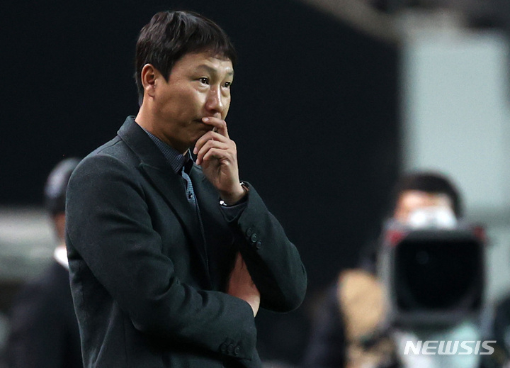 김상식 감독이 지난 2022년 10월 서울 마포구 서울월드컵경기장에서 열린 2022 하나원큐 FA컵 결승 FC서울과 전북 현대의 경기를 지켜보고 있다. /사진=뉴시스