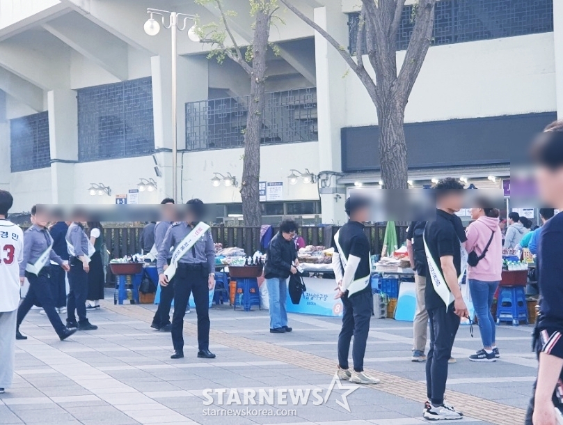 서울시체육시설관리사업소 소속 청원 경찰이 지난 26일 계도 활동을 실시하고 있다. /사진=김우종 기자