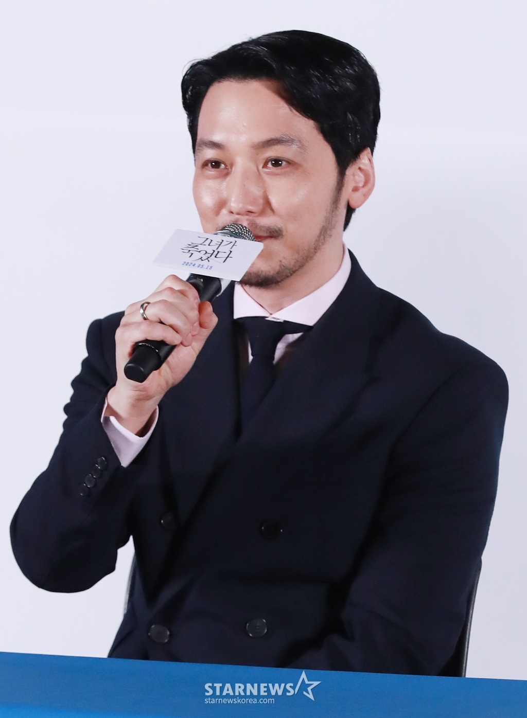 배우 변요한이 29일 서울 CGV용산아이파크몰에서 진행된 영화 '그녀가 죽었다'(감독 김세휘) 언론시사회 및 간담회에 참석해 질문에 답하고 있다. 훔쳐보기가 취미인 공인중개사 정태(변요한)가 자신이 관찰하던 인플루언서 소라(신혜선)를 죽였다는 누명을 벗기 위해 벌이는 분투를 그린 영화 '그녀가 죽었다'는 오는 5월 15일 개봉한다. /2024.04.29 /사진=이동훈
