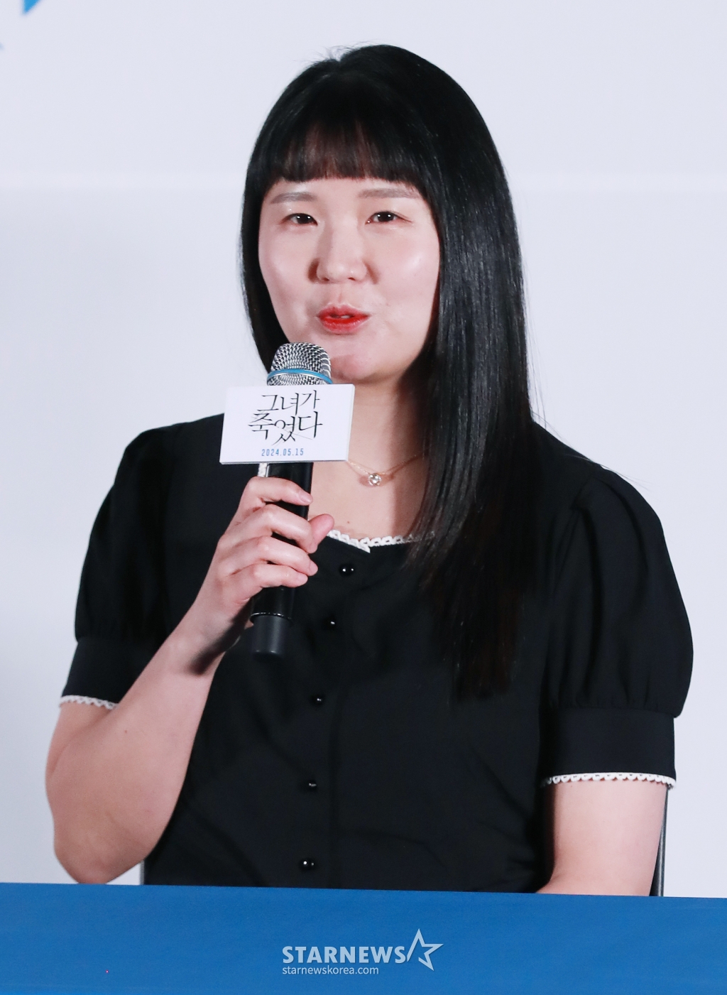 김세휘 감독이 29일 서울 CGV용산아이파크몰에서 진행된 영화 '그녀가 죽었다'(감독 김세휘) 언론시사회 및 간담회에 참석해 질문에 답하고 있다. 훔쳐보기가 취미인 공인중개사 정태(변요한)가 자신이 관찰하던 인플루언서 소라(신혜선)를 죽였다는 누명을 벗기 위해 벌이는 분투를 그린 영화 '그녀가 죽었다'는 오는 5월 15일 개봉한다. /2024.04.29 /사진=이동훈
